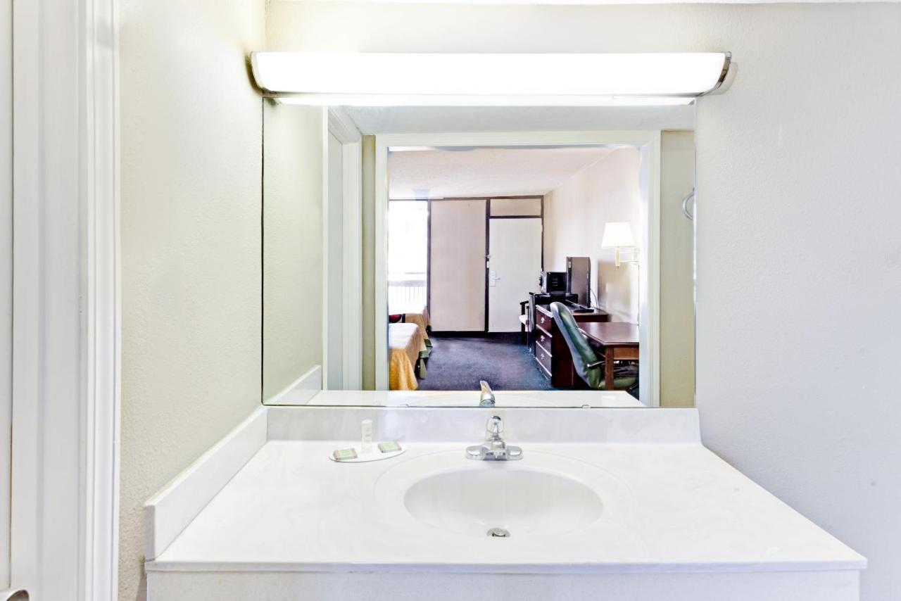 Super Inn & Suites Каролтън Екстериор снимка