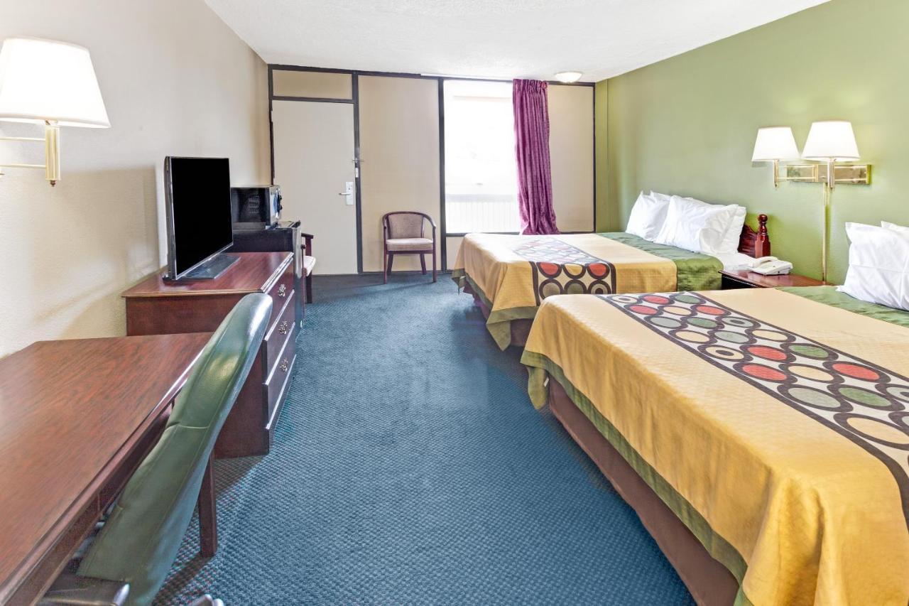 Super Inn & Suites Каролтън Екстериор снимка